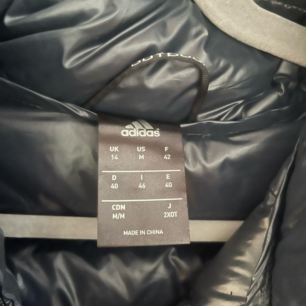 Adidas lightweight puffer jacket in black size medium - Picture 3 of 3